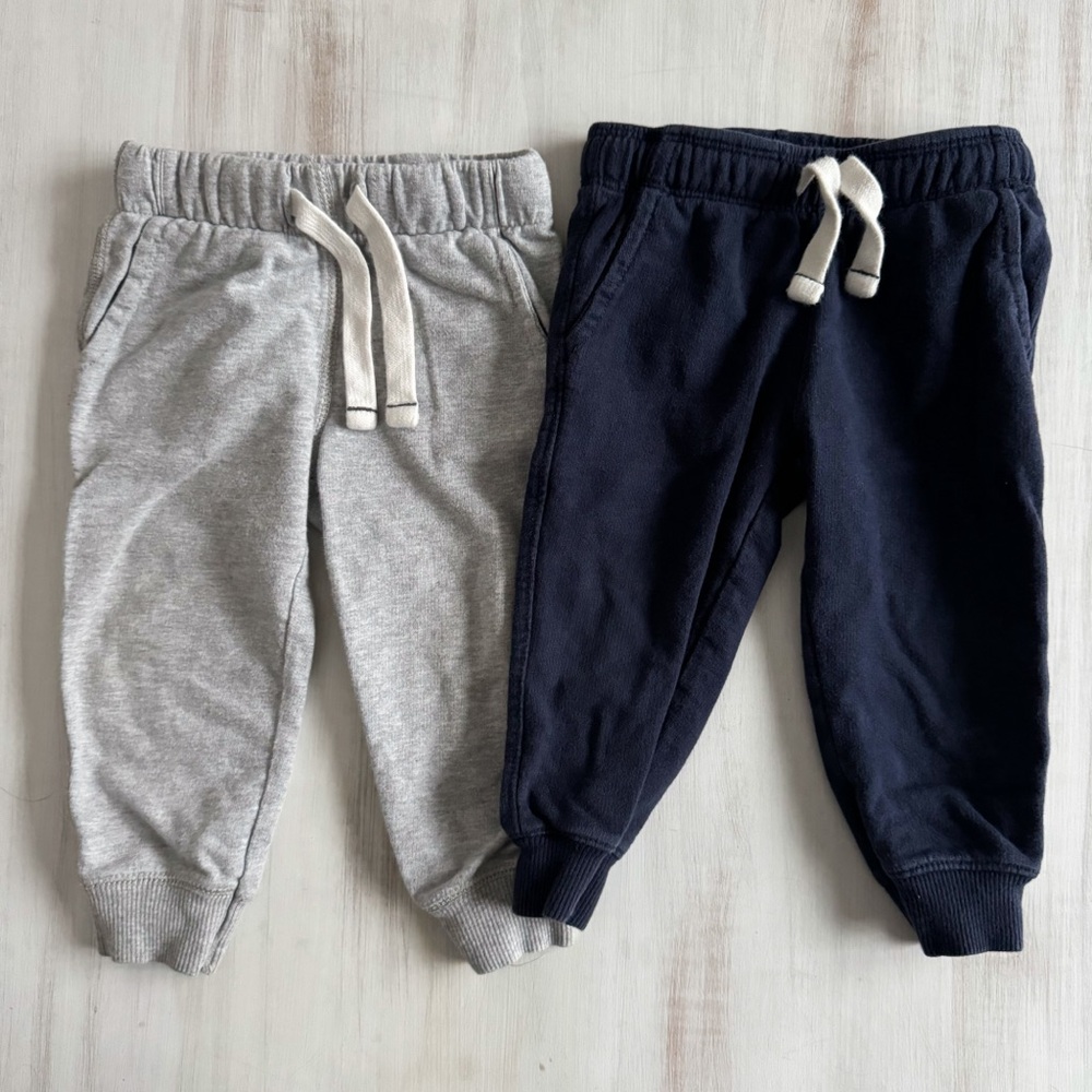 Carter’s sweatpants bundle (size 9-12 months)